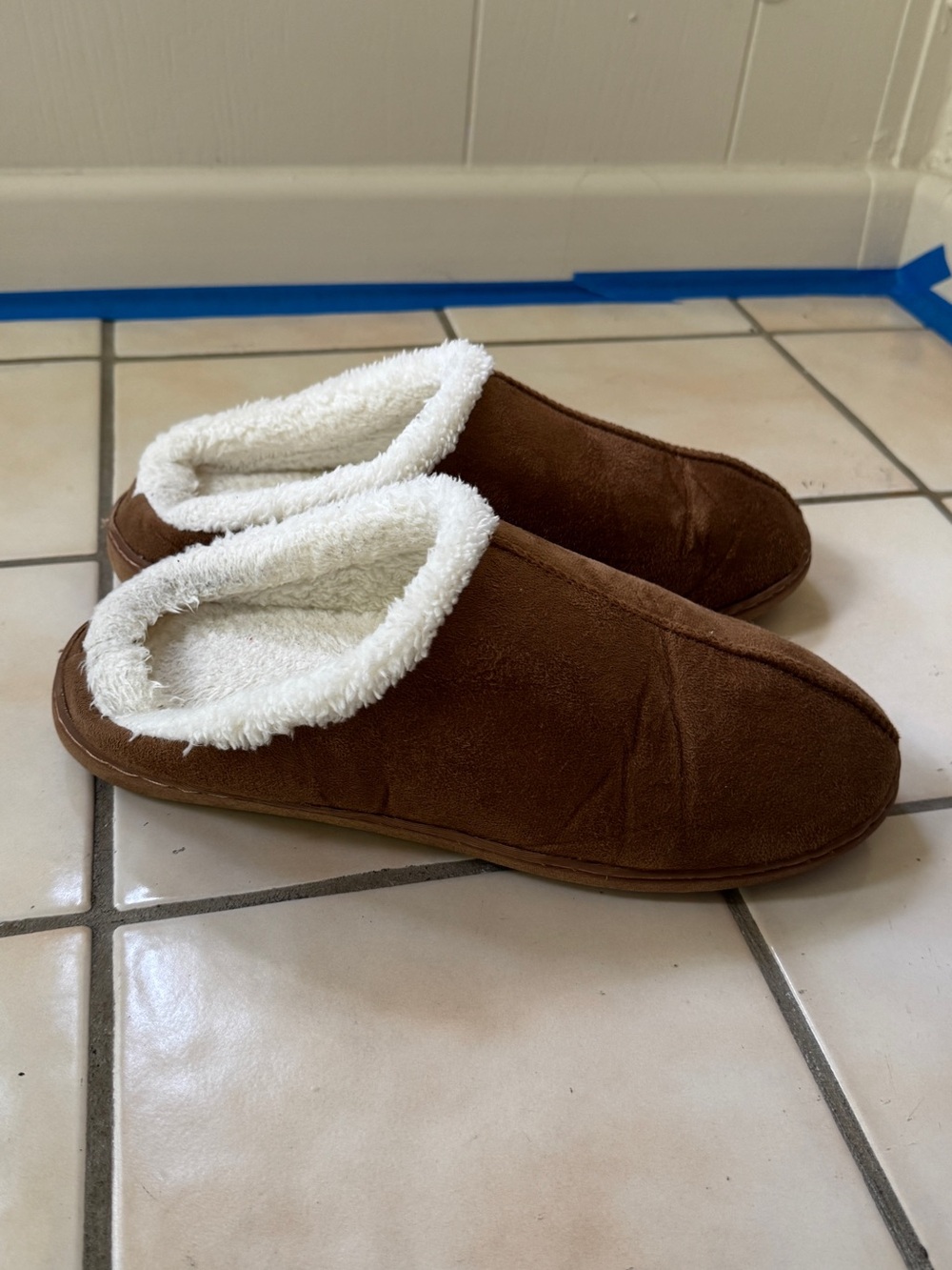 Men’s XL Cozy Brown Faux-Suede Slip-On Slippers with Cream Sherpa Lining